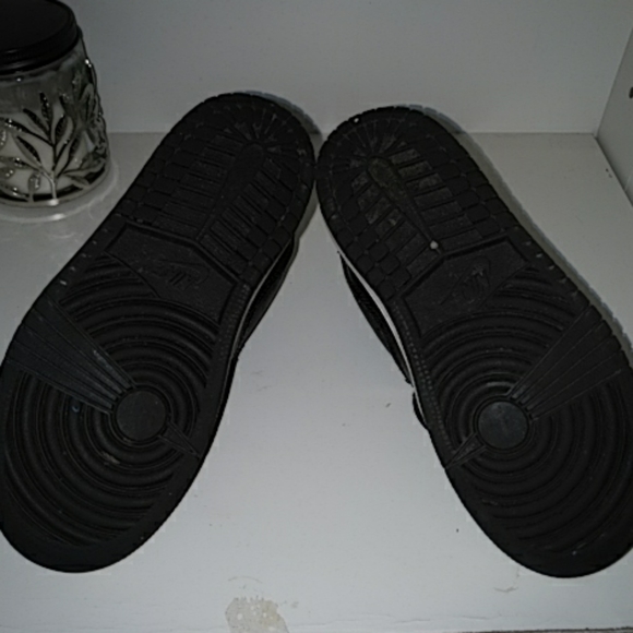 Nike Air Jordon 1 Boy's Black Low Sneaker 11 - Picture 6 of 6